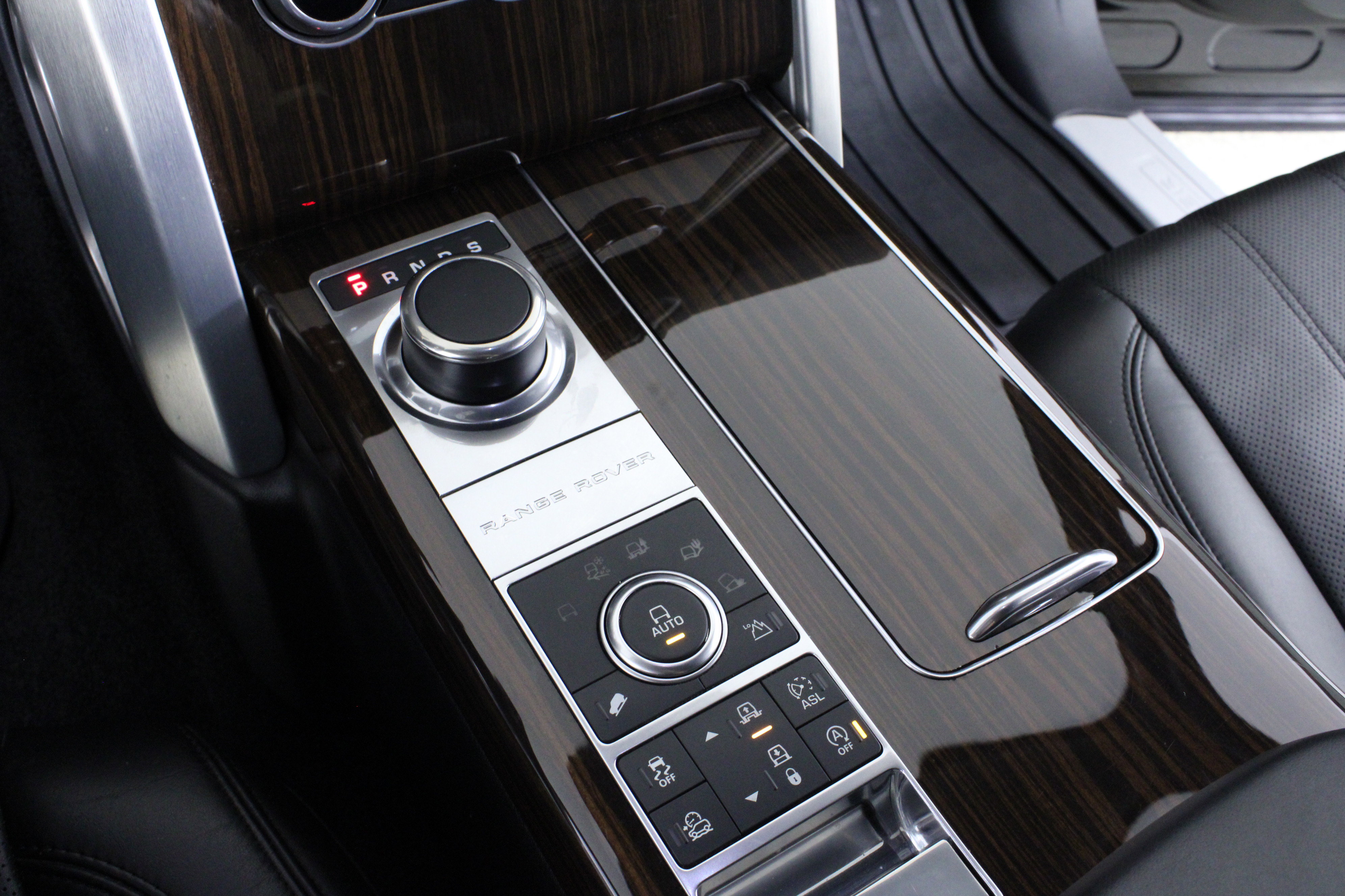 Used 2016 Land Rover Range Rover HSE image 31