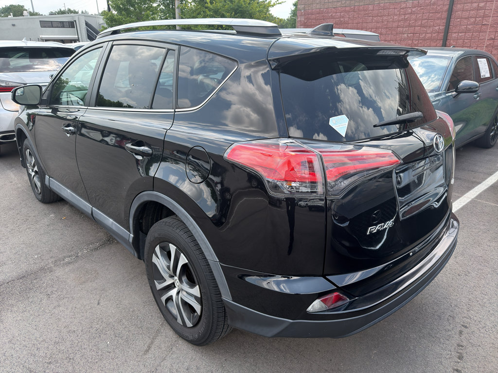 Used 2018 Toyota RAV4 LE FWD image 3