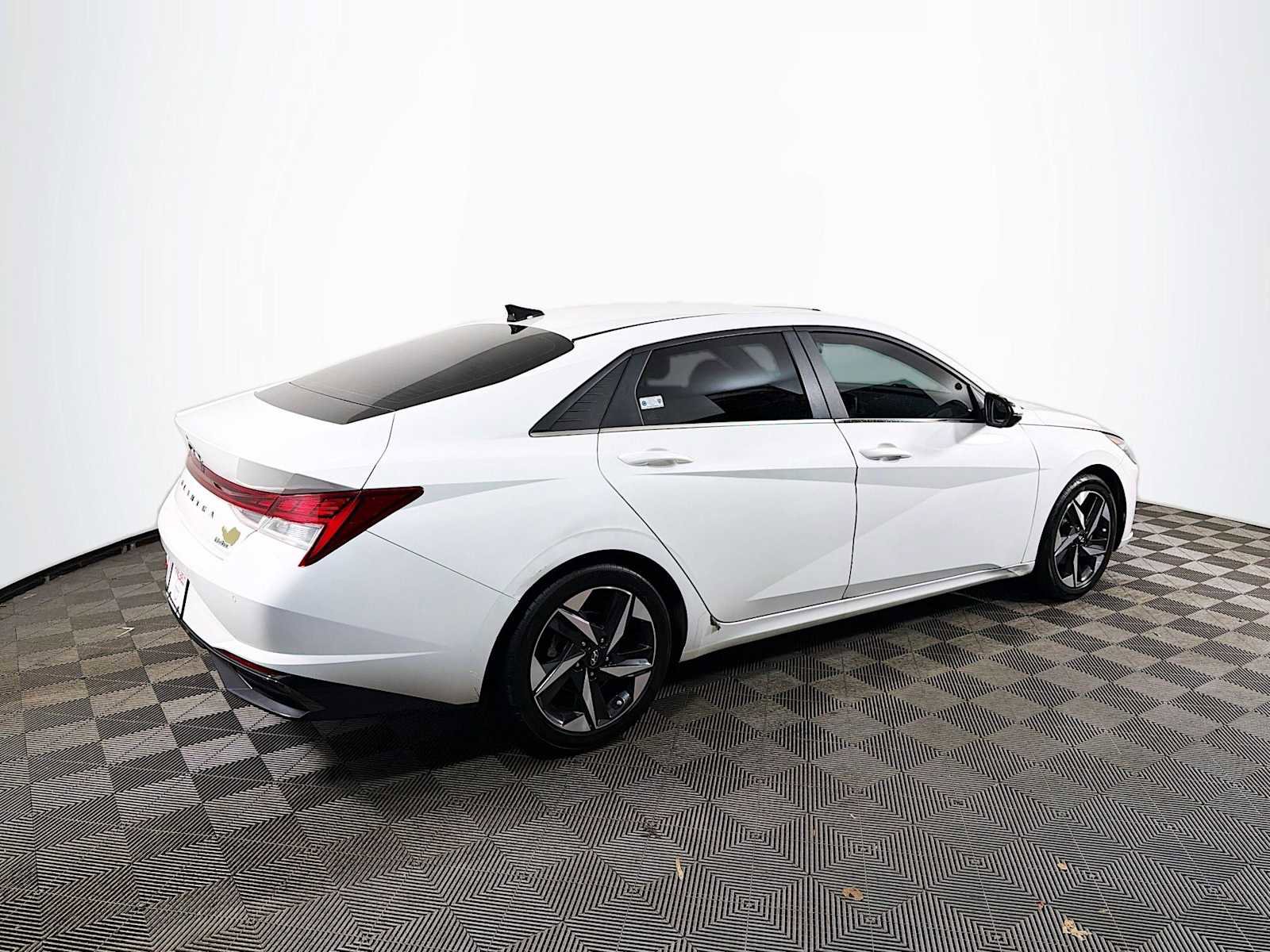 Used 2021 Hyundai Elantra Limited w/ Cargo Package image 4