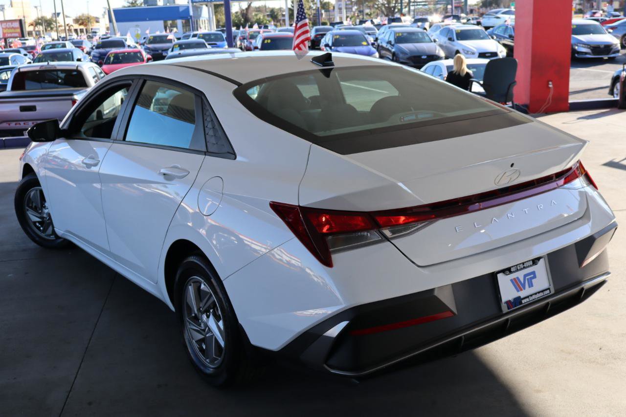 Used 2025 Hyundai Elantra SE image 7