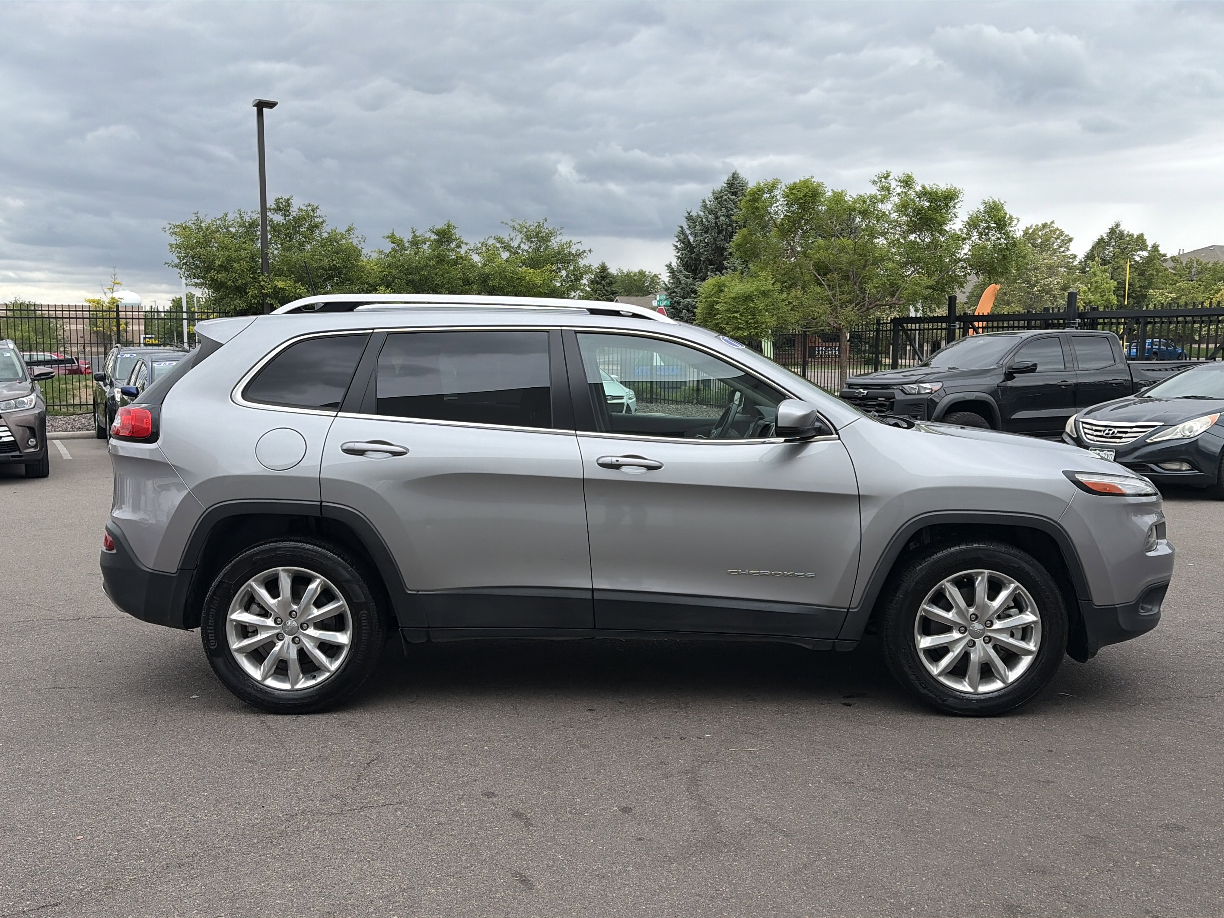 Used 2017 Jeep Cherokee Limited AWD/4WD image 4