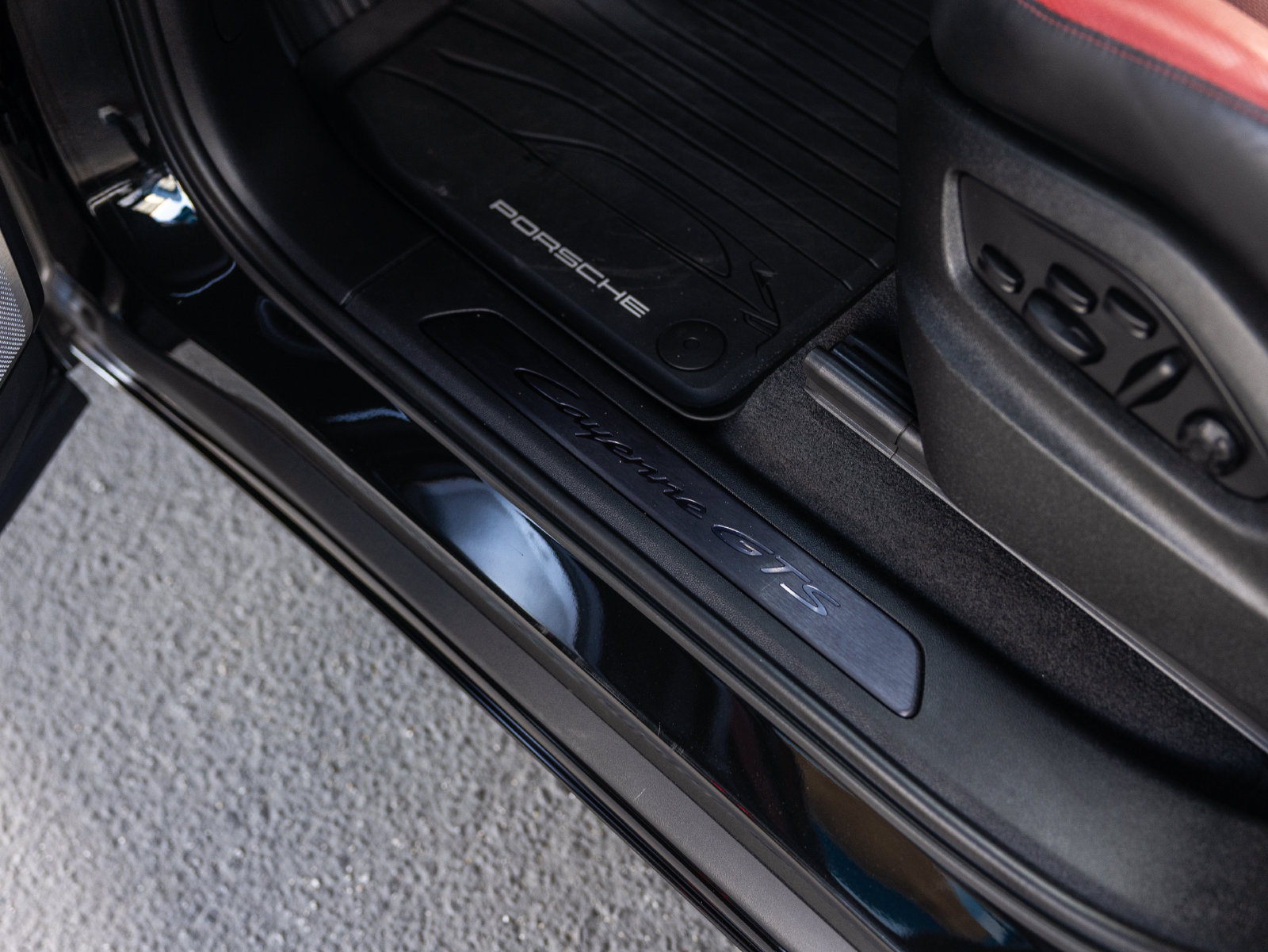 Certified 2025 Porsche Cayenne GTS AWD/4WD image 39