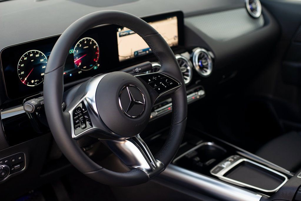 Used 2025 Mercedes-Benz GLA 250 4MATIC image 25