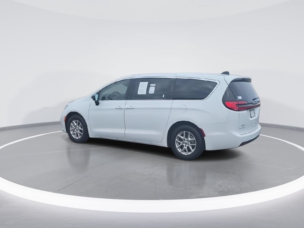 Used 2024 Chrysler Pacifica Touring-L FWD image 6