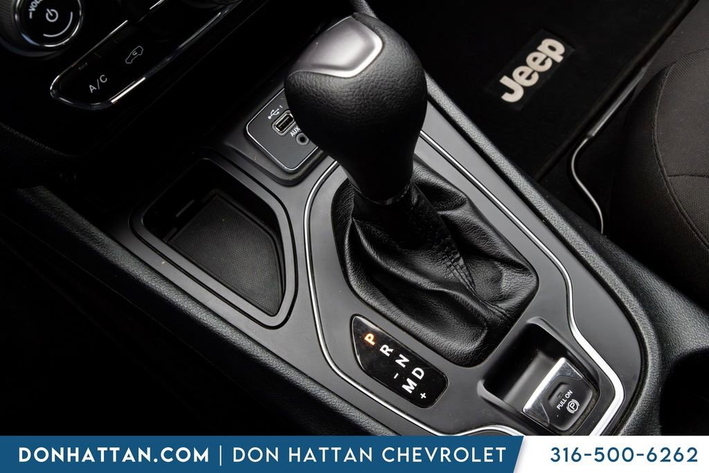Used 2019 Jeep Cherokee Latitude w/ Popular Appearance Group FWD image 9