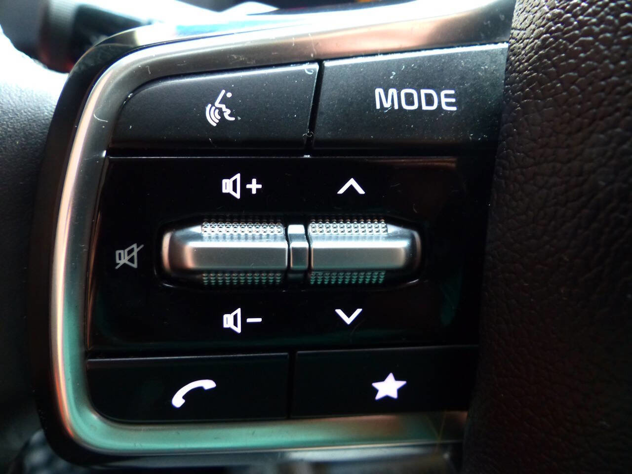 Used 2025 Kia Carnival EX image 29