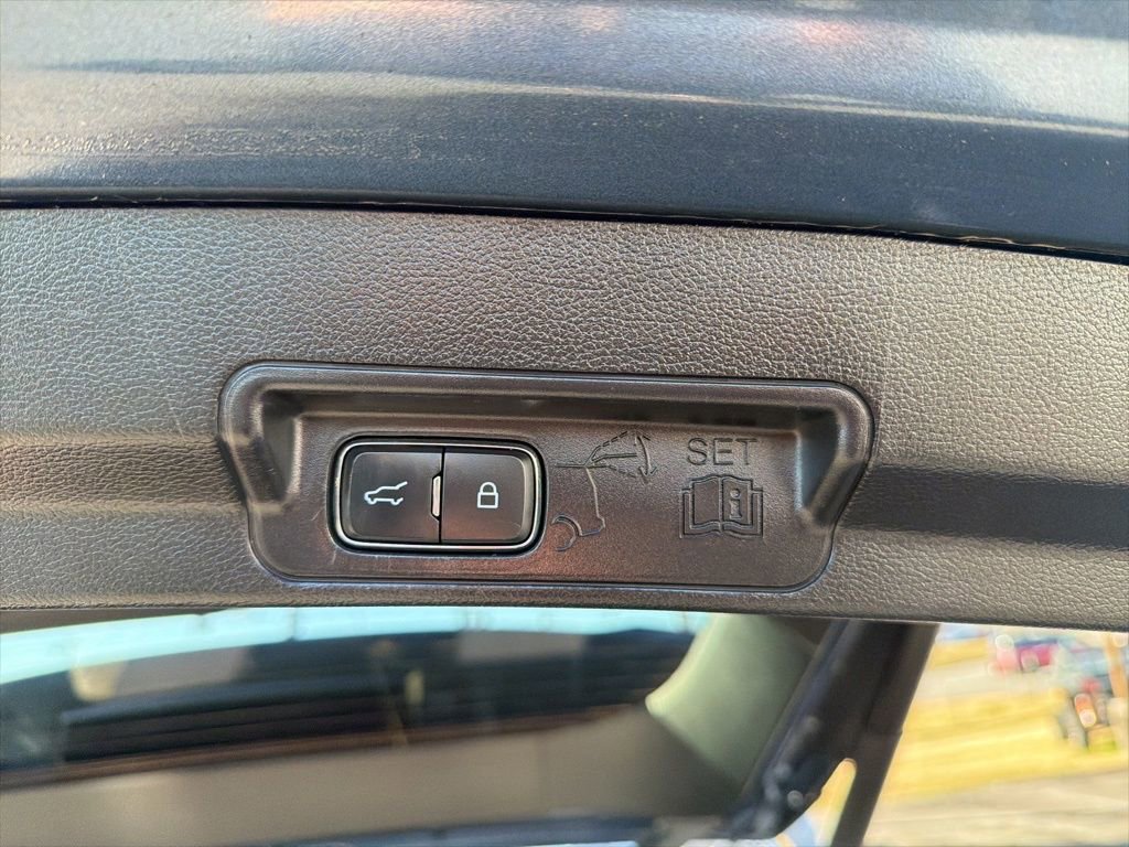 Used 2020 Ford Explorer XLT w/ Equipment Group 202A image 10