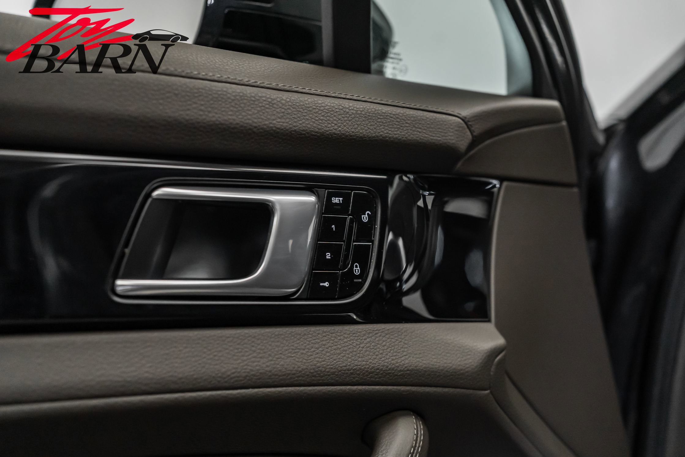 Used 2018 Porsche Panamera 4 image 27