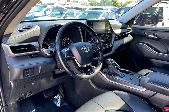 Used 2021 Toyota Highlander XLE FWD image 14
