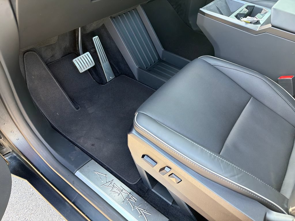 Used 2024 Tesla Cybertruck AWD Crew Cab image 21