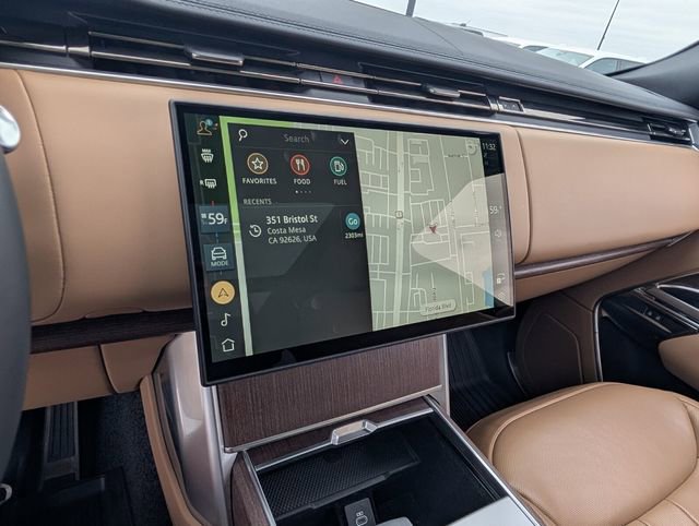 Used 2025 Land Rover Range Rover Long Wheelbase SE image 18