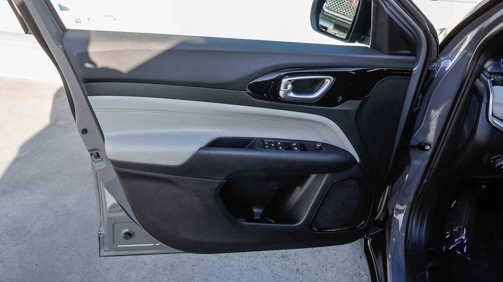 Used 2024 Jeep Compass Limited image 21