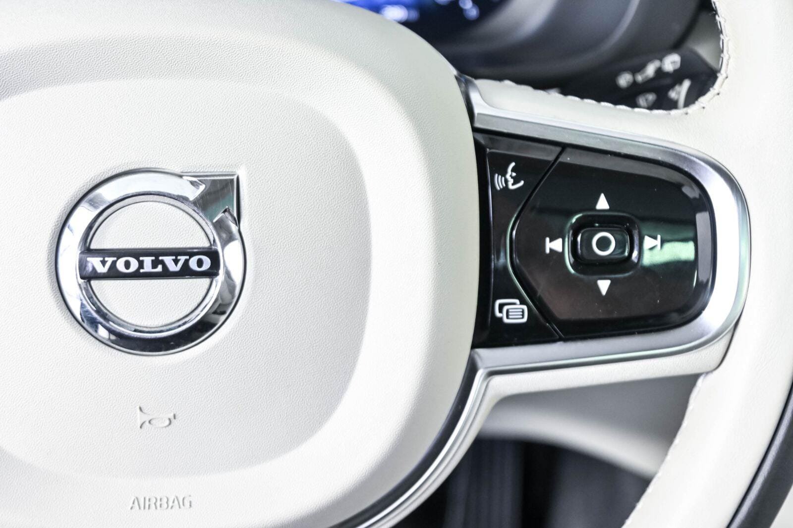 Certified 2023 Volvo XC60 B5 Ultimate FWD image 12