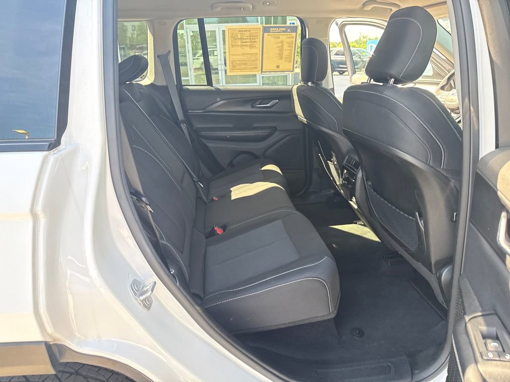 Used 2024 Jeep Grand Cherokee Laredo image 32