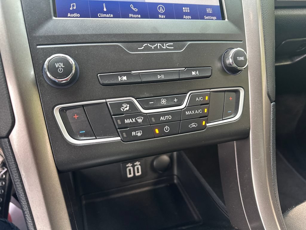 Used 2020 Ford Fusion SE FWD image 16
