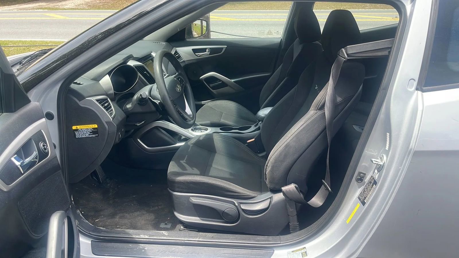 Used 2016 Hyundai Veloster FWD image 9