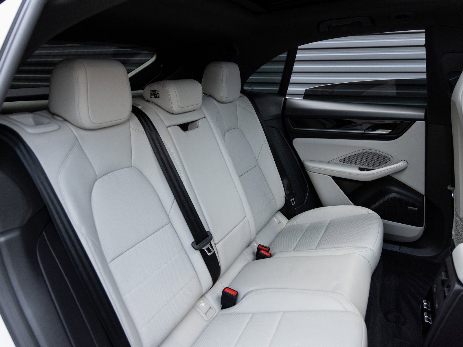 New 2025 Porsche Macan 4S Electric image 30