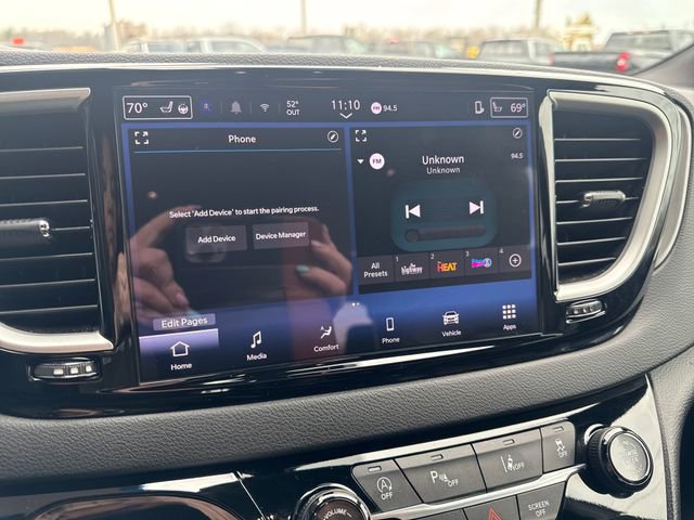 Used 2025 Chrysler Pacifica Select image 4