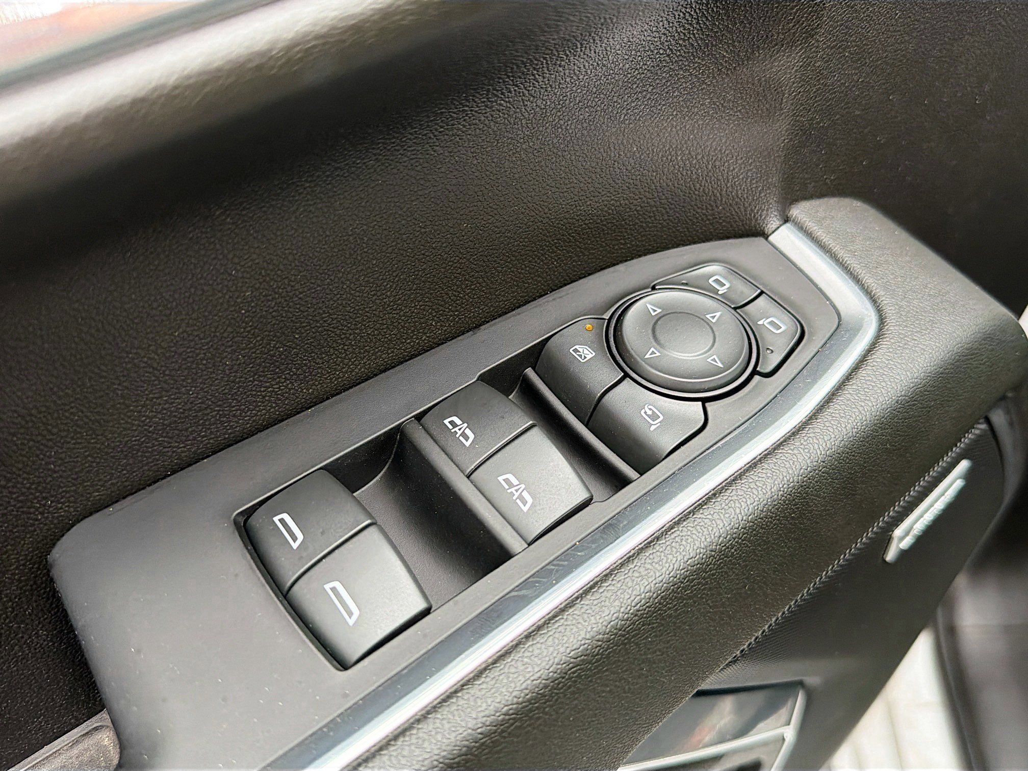 Used 2024 Chevrolet Silverado 1500 LTZ AWD/4WD image 4
