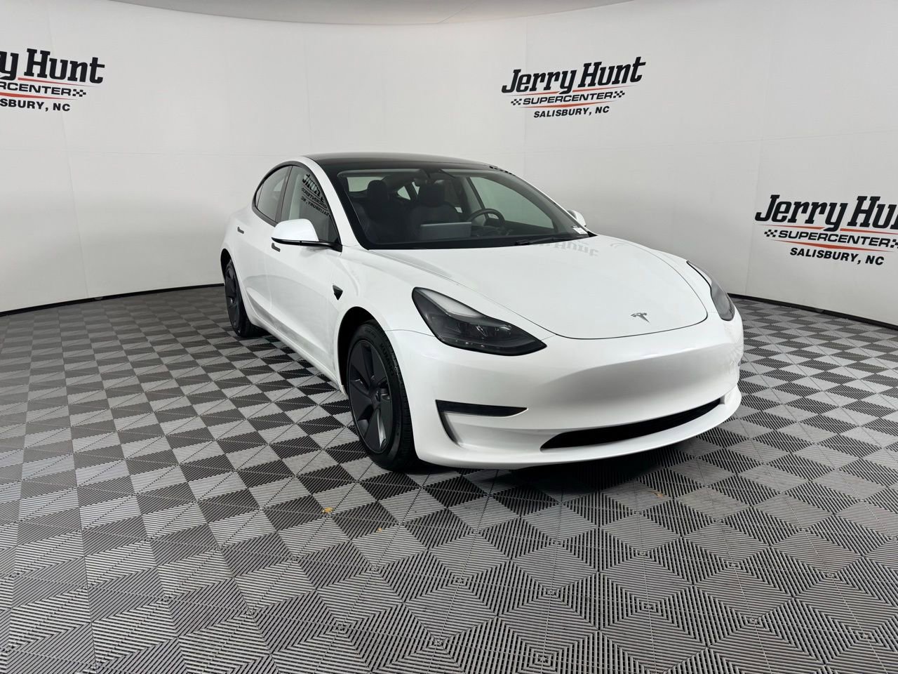 Used 2023 Tesla Model 3 Standard Range image 4