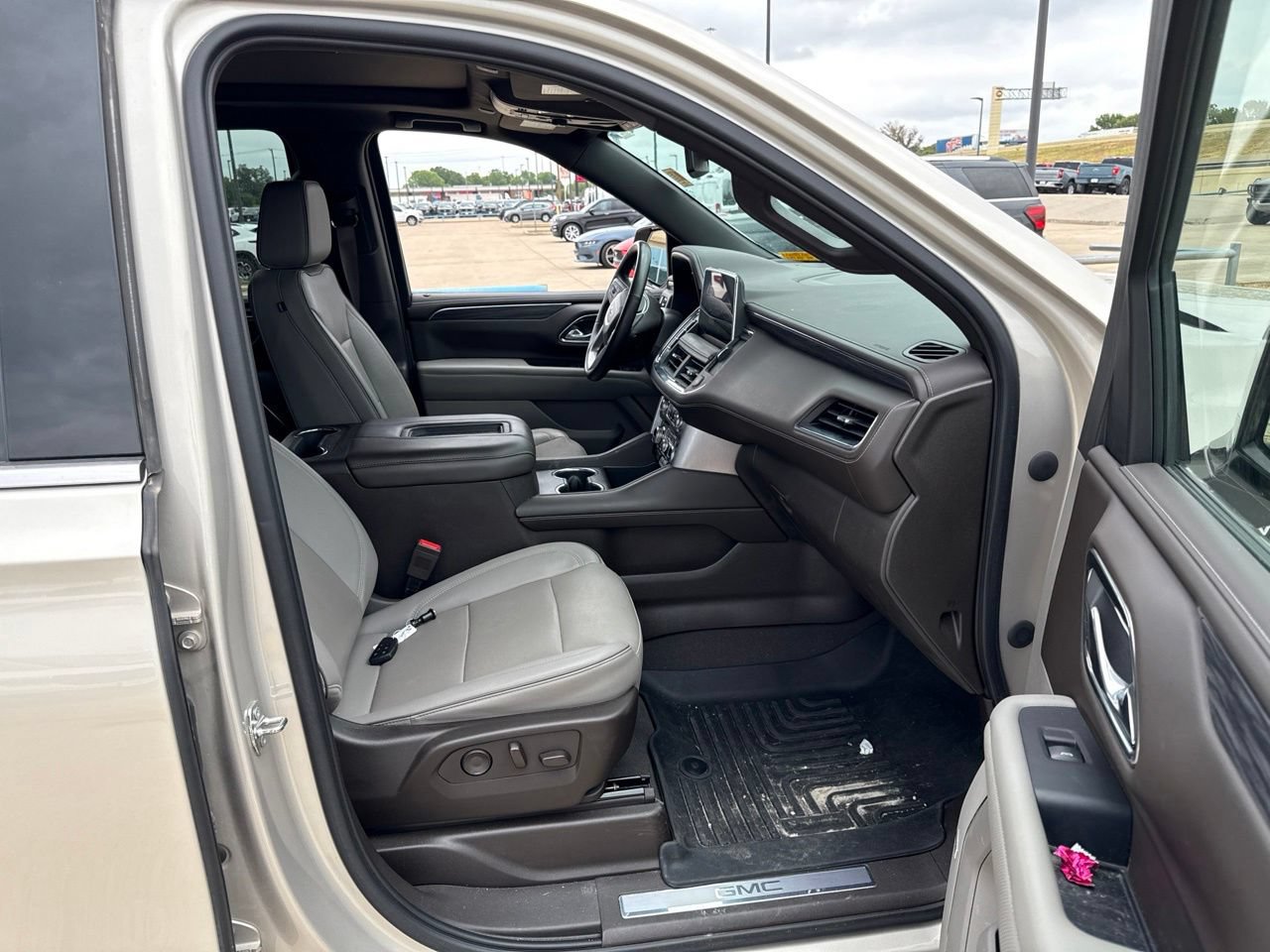 Used 2023 GMC Yukon XL SLT w/ SLT Luxury Package AWD/4WD image 14