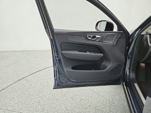 New 2027 Volvo XC60 T8 Plus AWD/4WD image 35