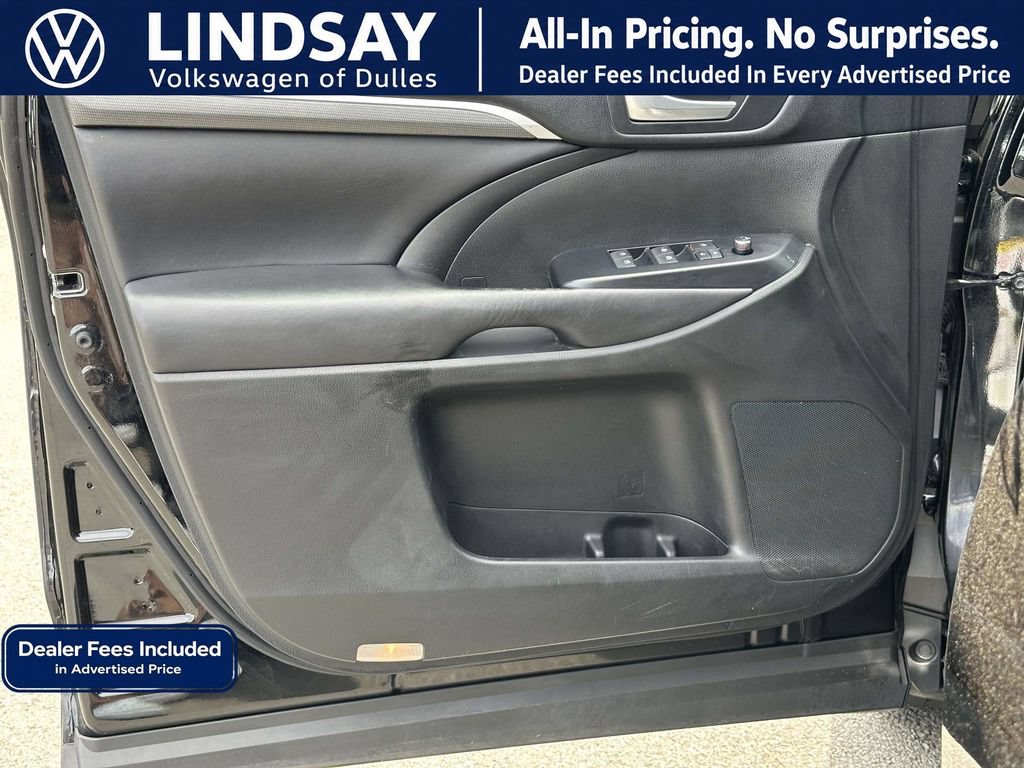 Used 2018 Toyota Highlander SE w/ Carpet Mat Package (TMS) AWD/4WD image 9