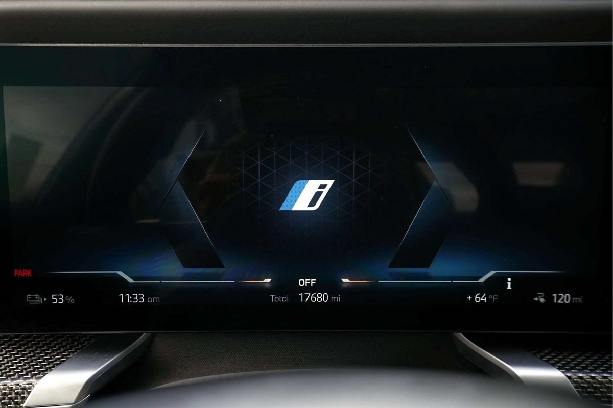 Used 2023 BMW i7 xDrive60 w/ Executive Package 2 AWD/4WD image 28
