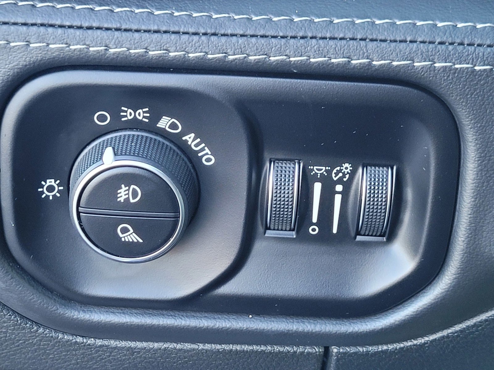 Used 2025 RAM 1500 Limited w/ Trailer Tow Group image 27