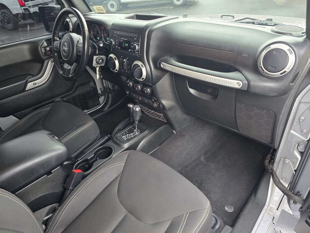 Used 2018 Jeep Wrangler Unlimited Sahara AWD/4WD image 17