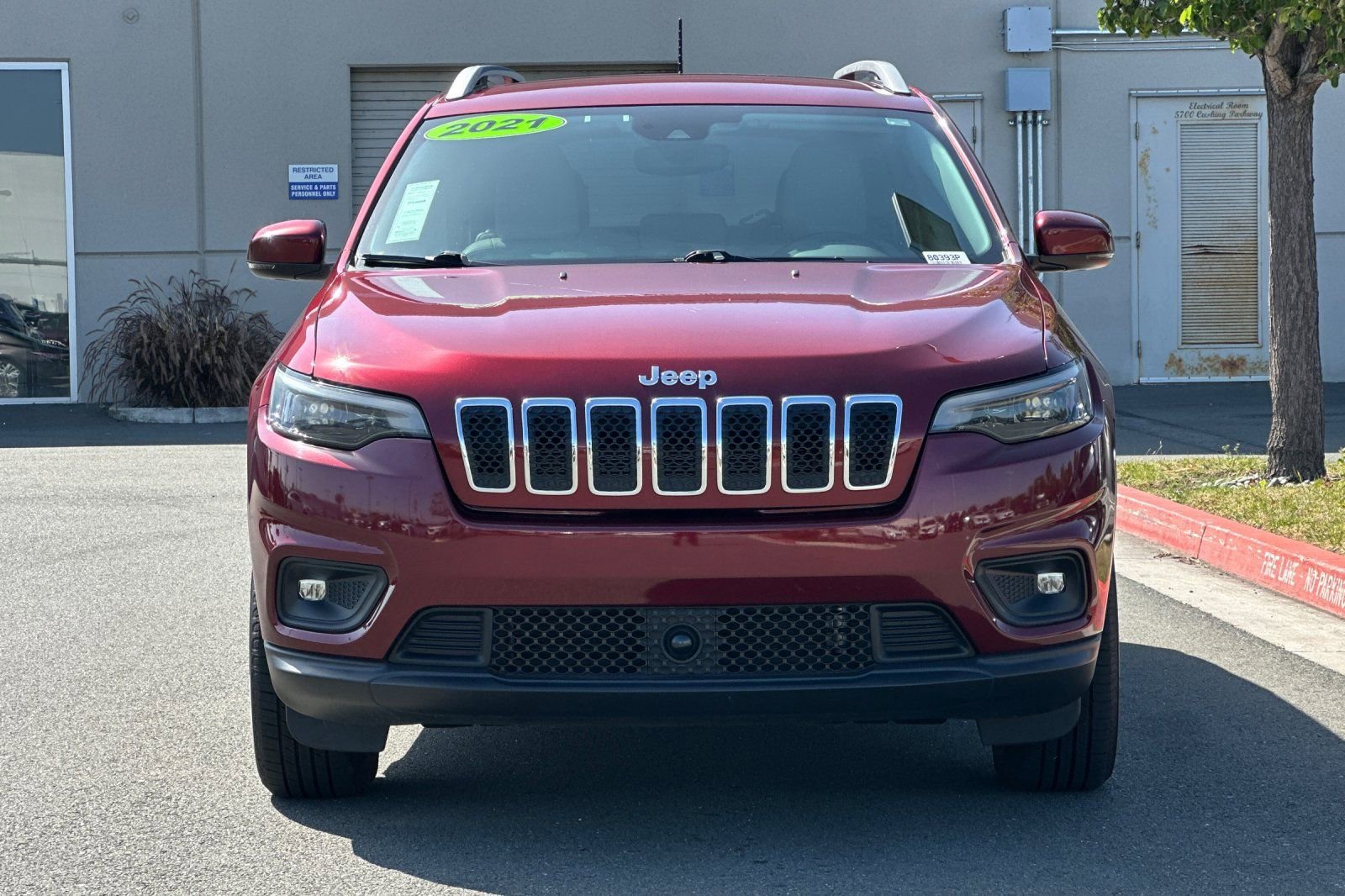 Used 2021 Jeep Cherokee Latitude Plus AWD/4WD image 9