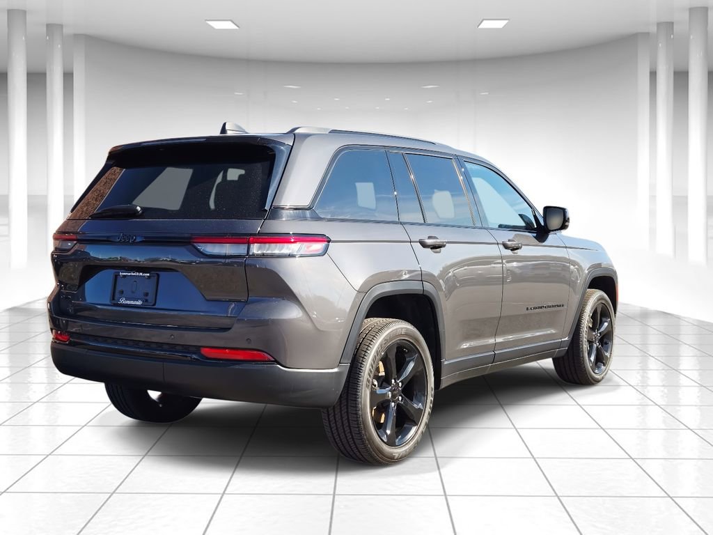 Used 2023 Jeep Grand Cherokee Altitude image 3