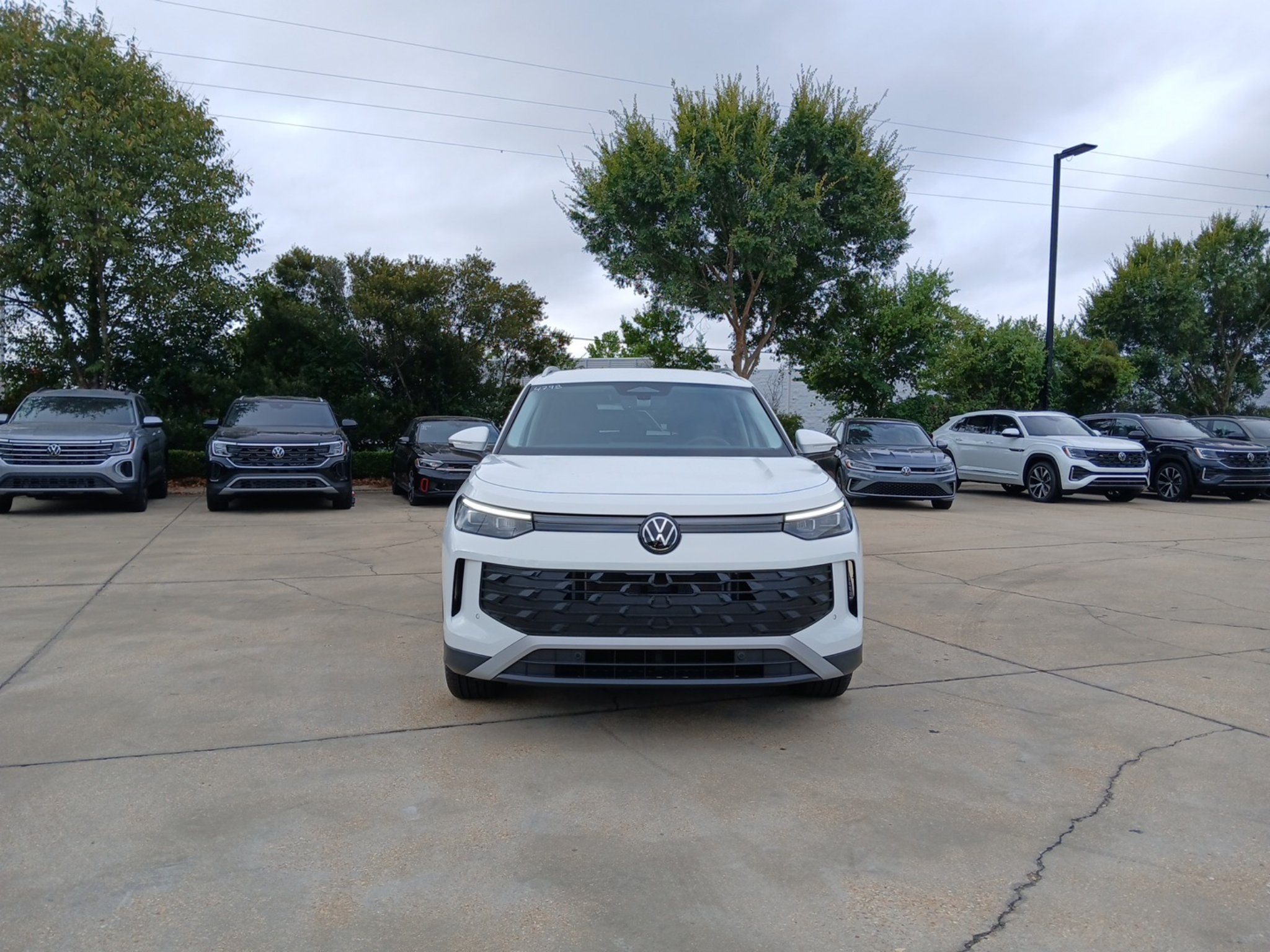 New 2026 Volkswagen Tiguan SE FWD image 2