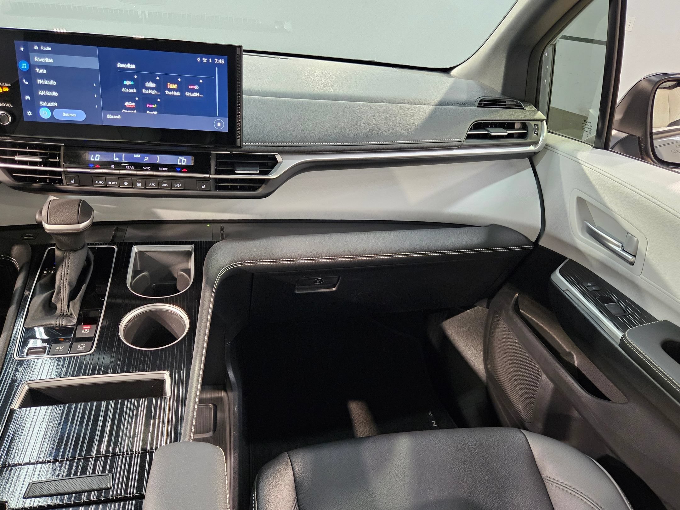 Certified 2025 Toyota Sienna XSE FWD image 11