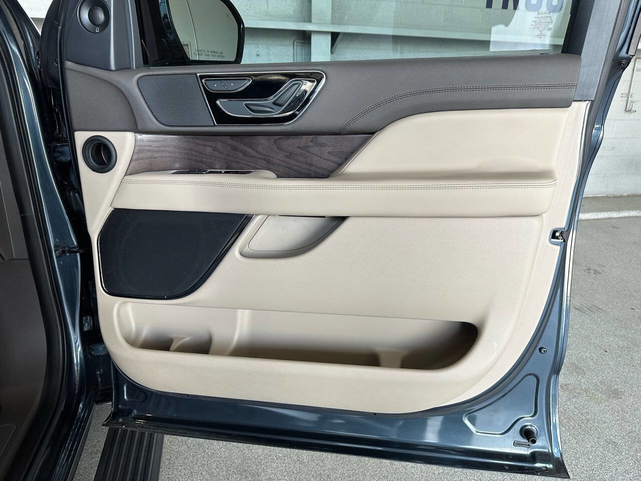 Used 2022 Lincoln Navigator 2WD image 11