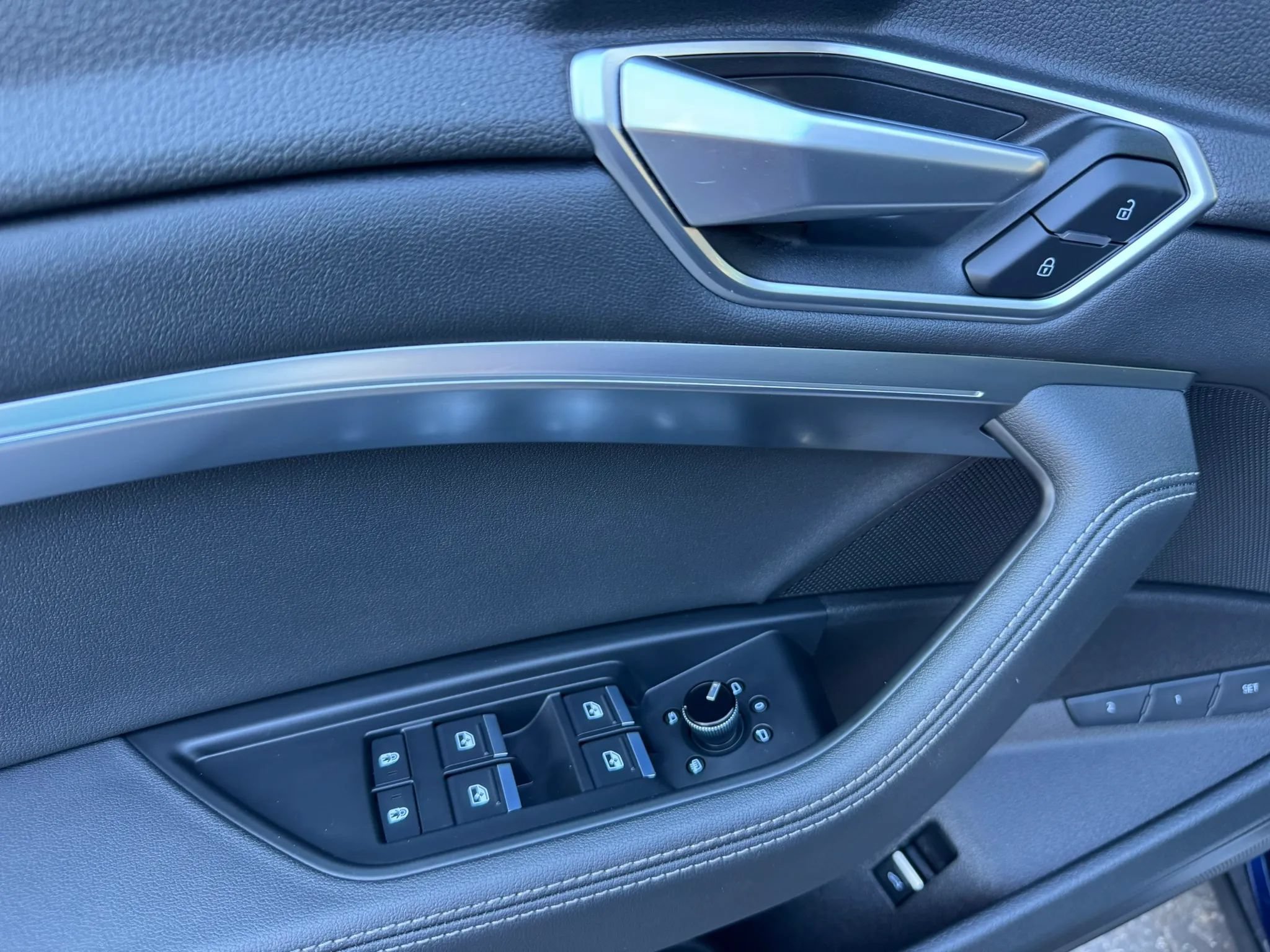 Used 2022 Audi e-tron Premium w/ Convenience Plus Package AWD/4WD image 40