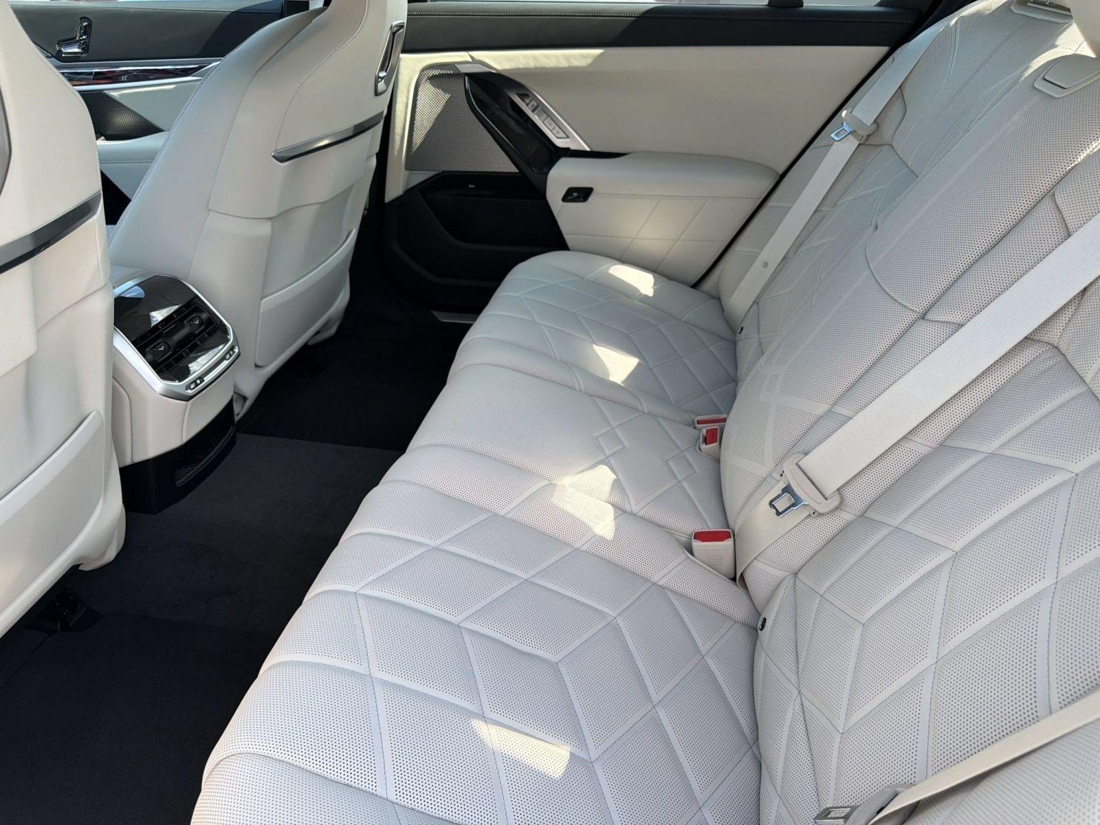 New 2026 BMW i7 xDrive60 AWD/4WD image 22