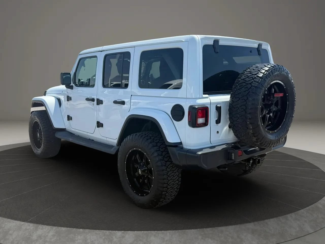 Used 2018 Jeep Wrangler Unlimited Sahara w/ Uconnect 4C Nav & Sound Group AWD/4WD image 4
