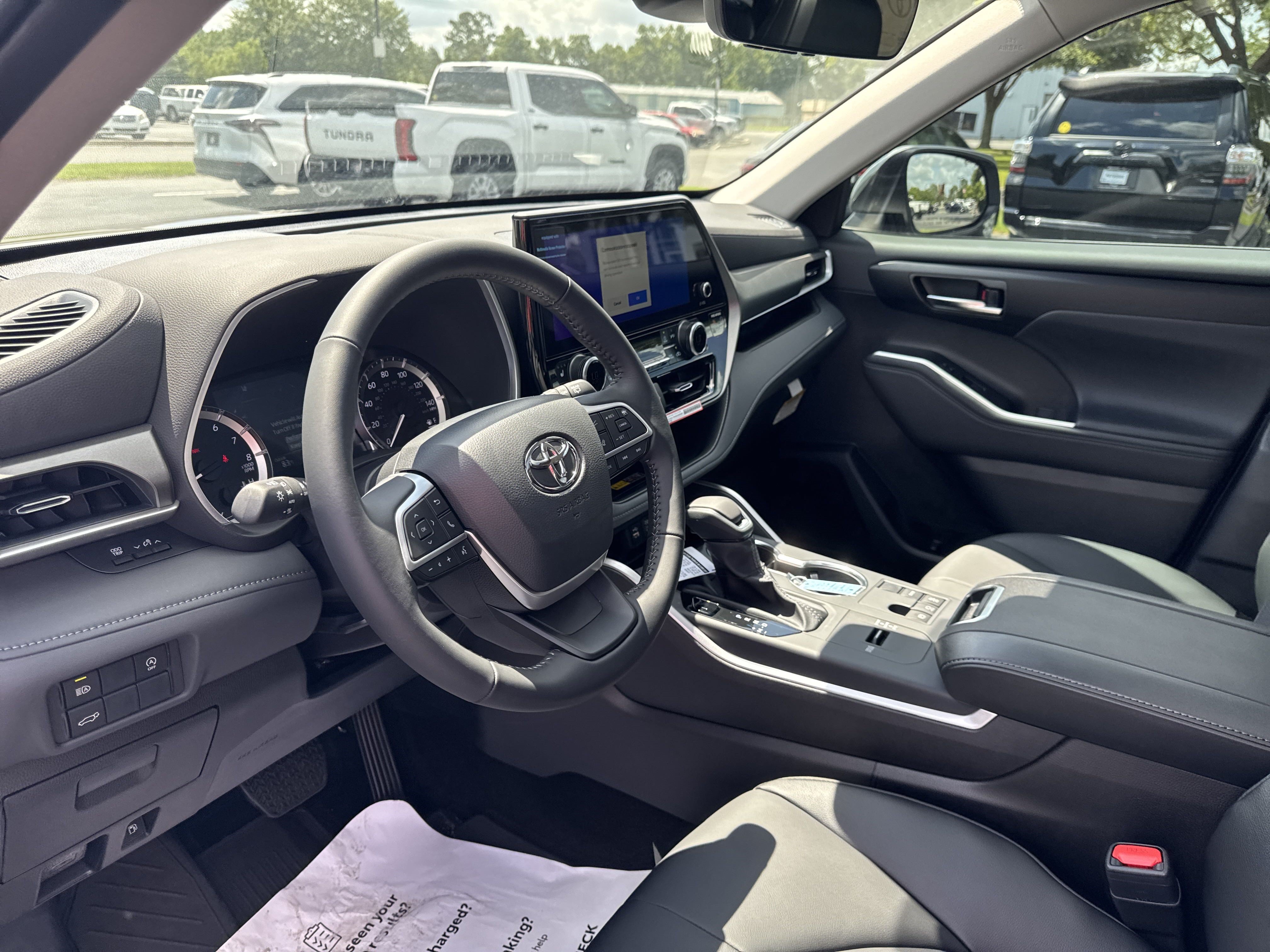 New 2025 Toyota Highlander XLE FWD image 15