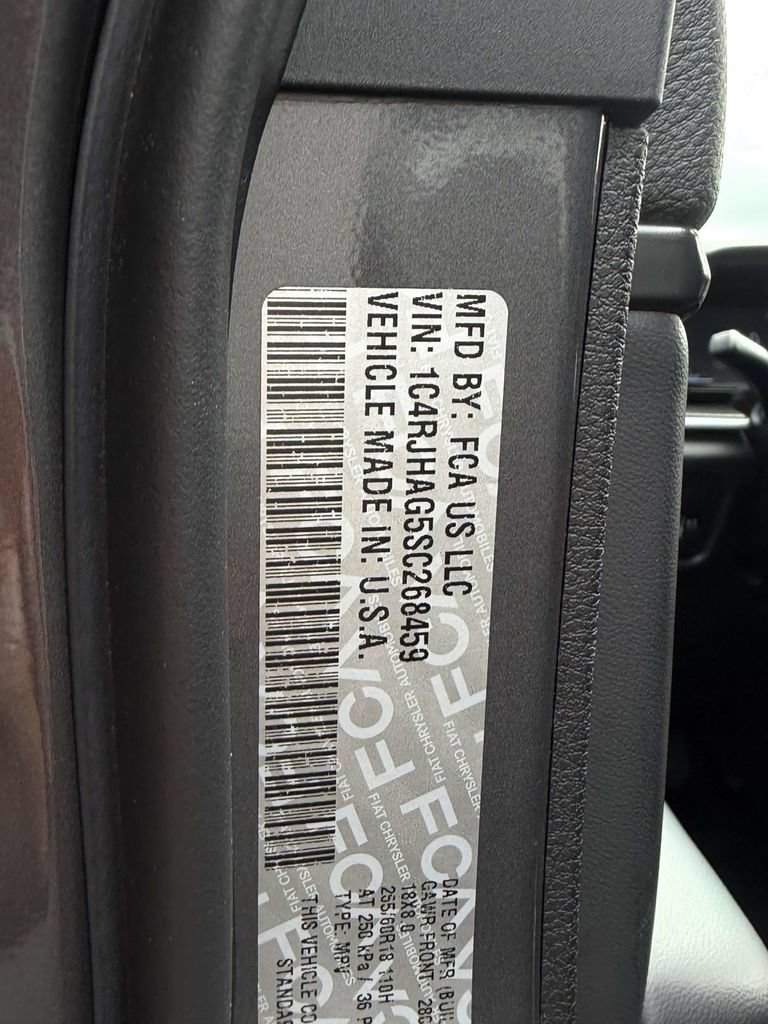 Certified 2025 Jeep Grand Cherokee Laredo AWD/4WD image 23
