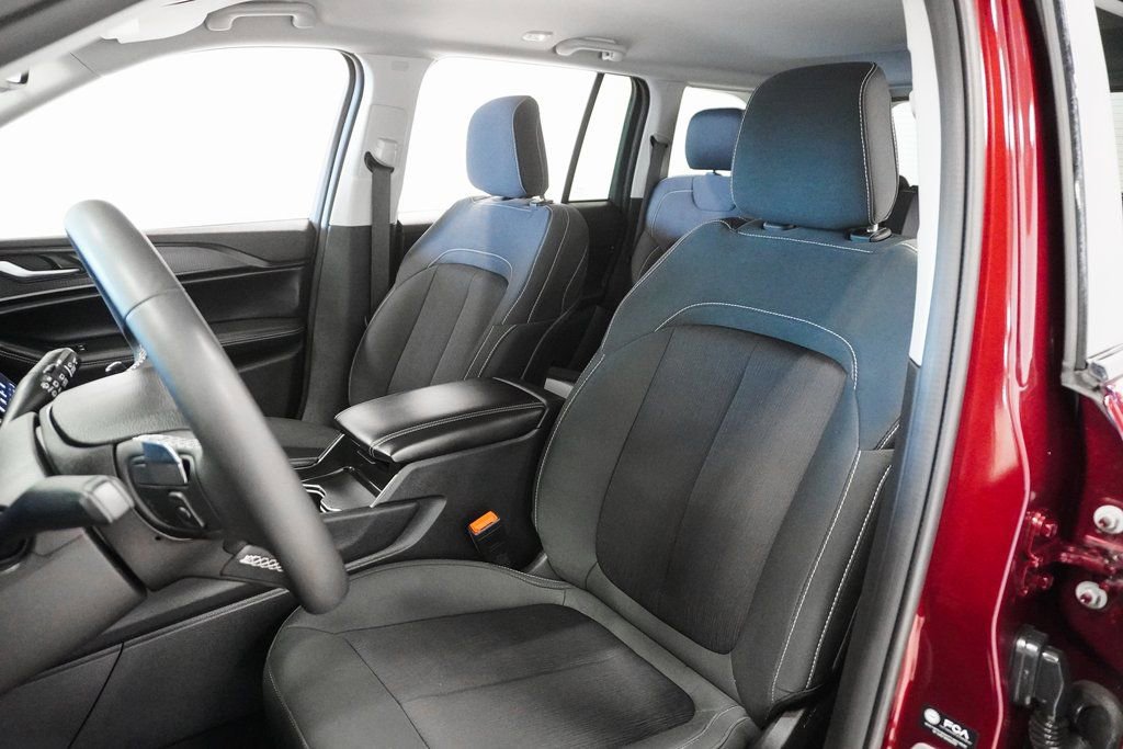 Certified 2024 Jeep Grand Cherokee Laredo image 10