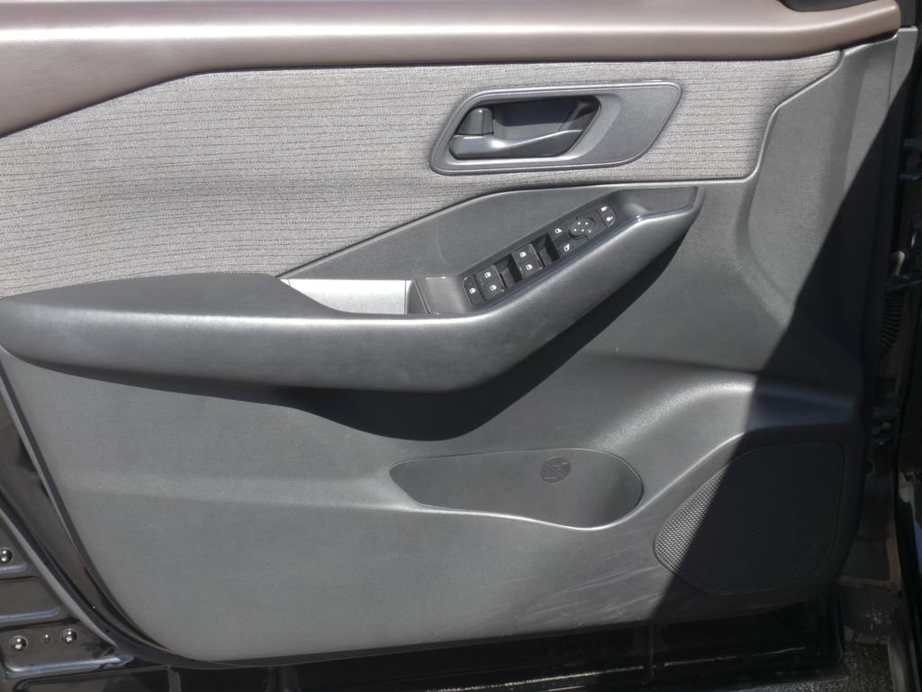 Used 2023 Nissan Rogue S AWD/4WD image 10
