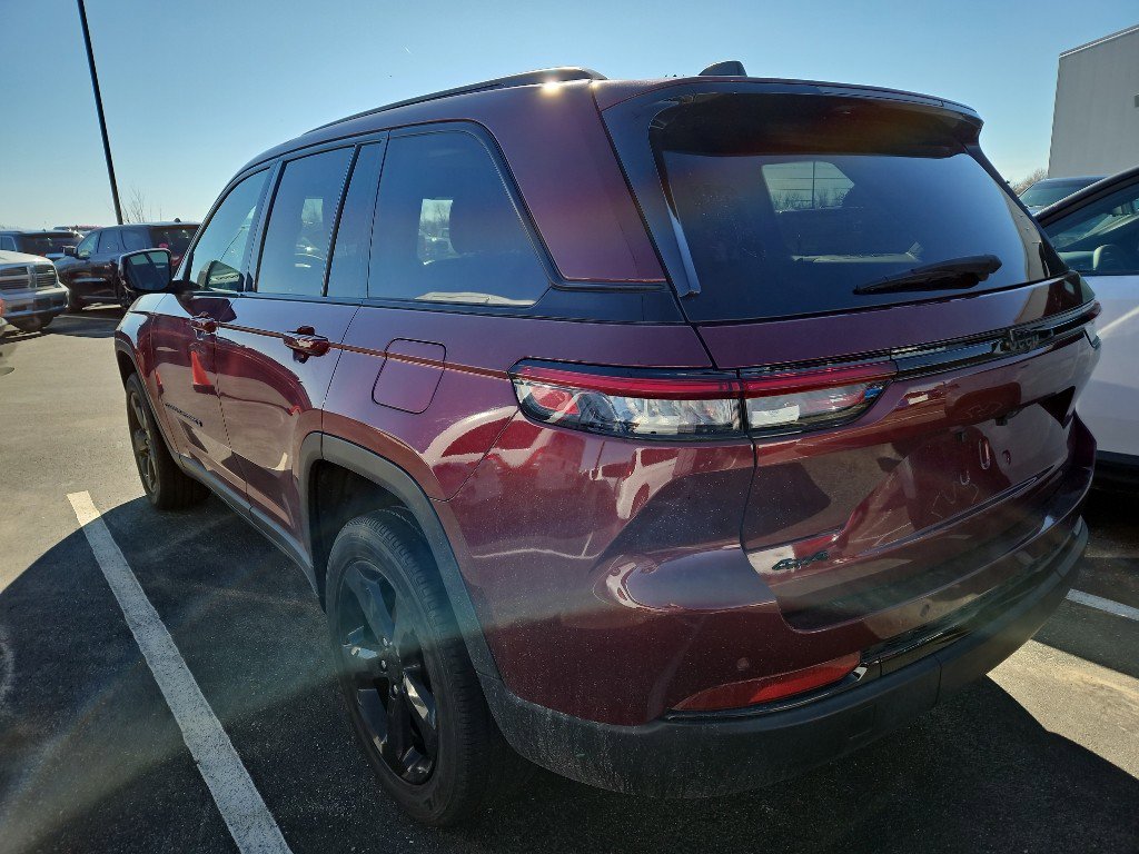Used 2023 Jeep Grand Cherokee Altitude image 5