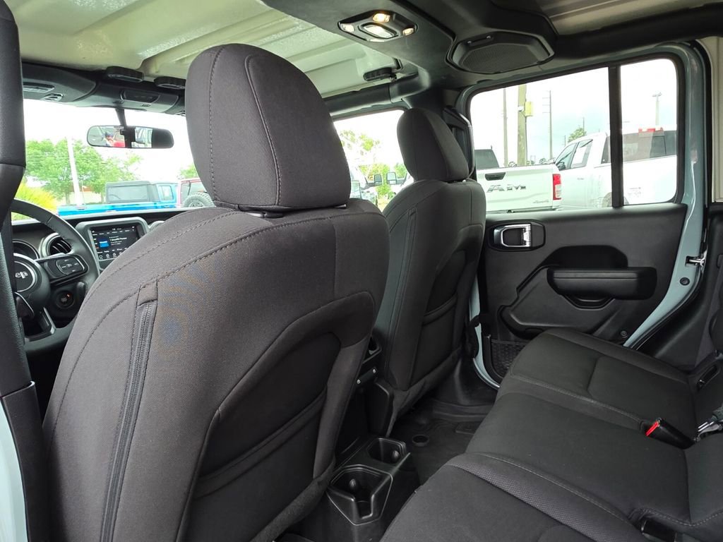 Used 2023 Jeep Gladiator Willys AWD/4WD image 18