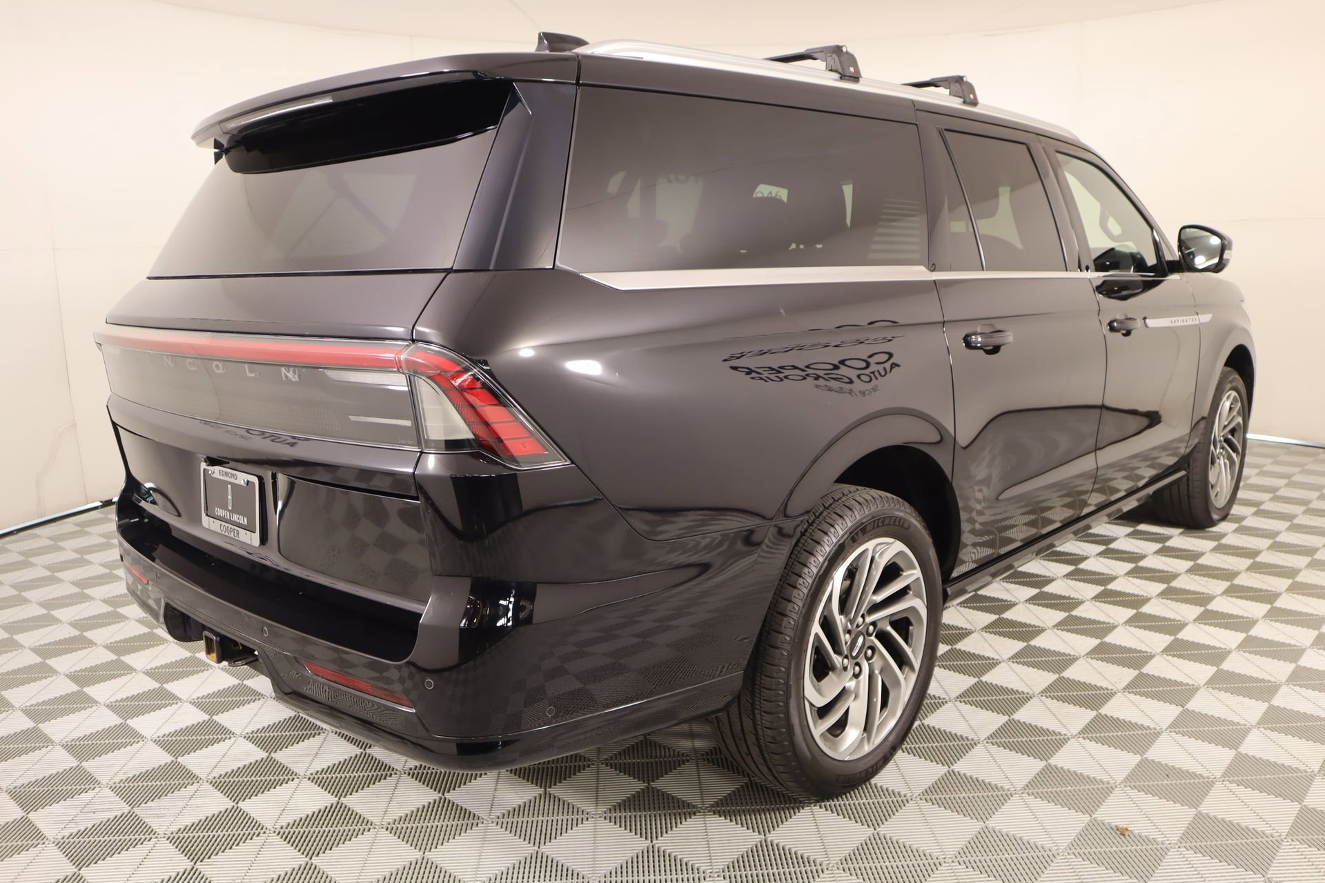 Certified 2025 Lincoln Navigator L Reserve AWD/4WD image 23
