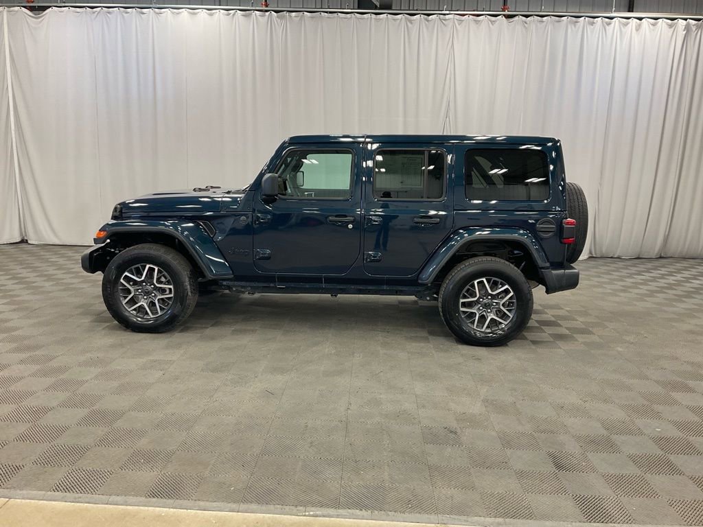 Used 2025 Jeep Wrangler Sahara image 13