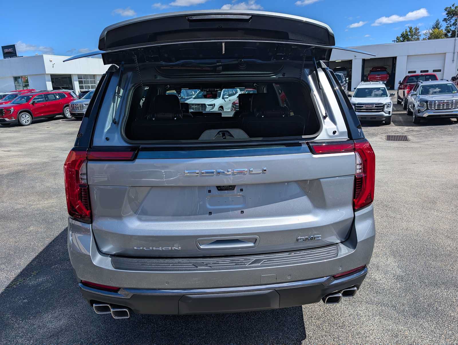 New 2026 GMC Yukon Denali Ultimate w/ LPO, Floor Liner Package AWD/4WD image 9