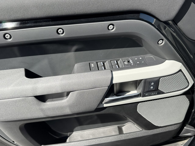 Used 2023 Land Rover Defender 130 X-Dynamic SE image 19