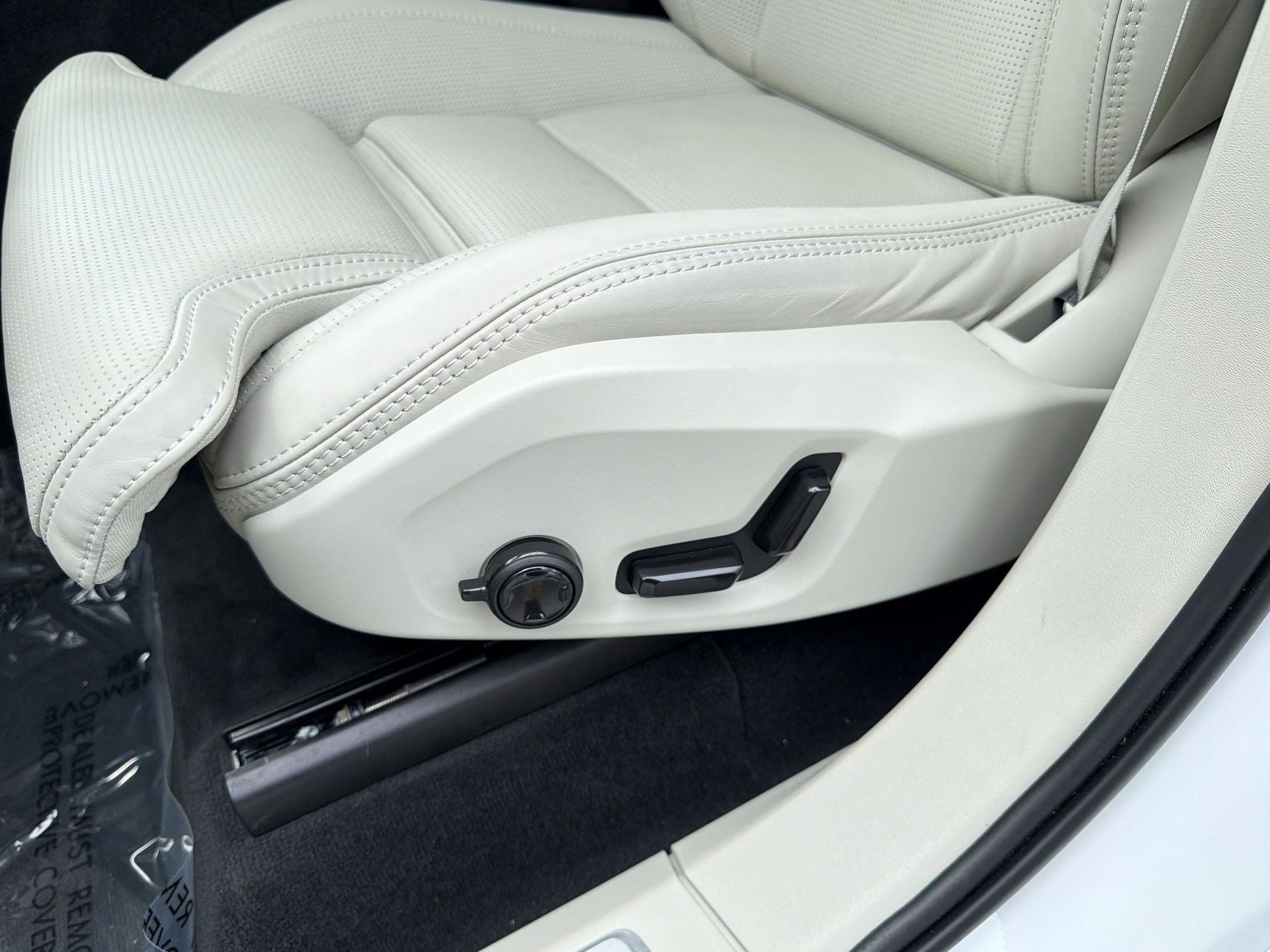 Certified 2023 Volvo XC90 T8 Ultimate w/ Lounge Package AWD/4WD image 13