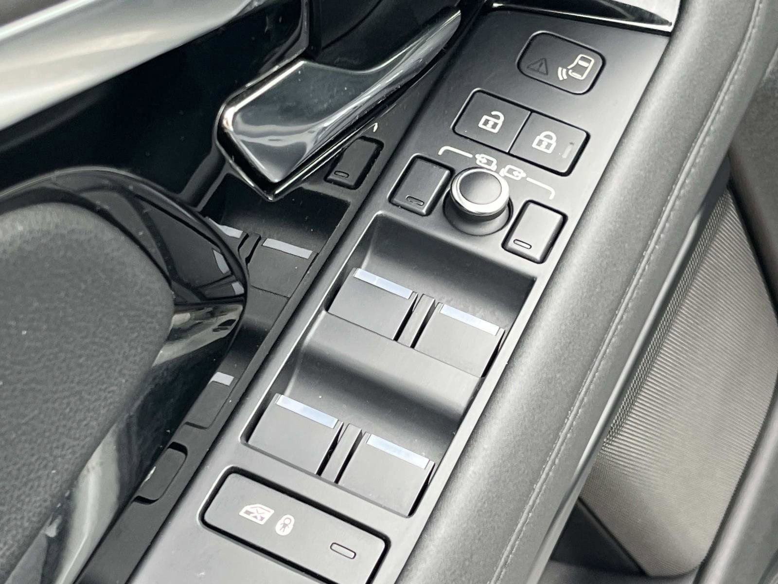 Used 2021 Land Rover Range Rover Evoque R-Dynamic SE image 18